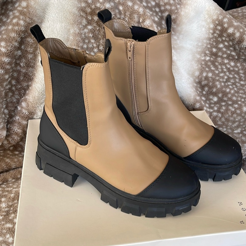 A New Day boots color tan and black size 8 1/2.  2” heel